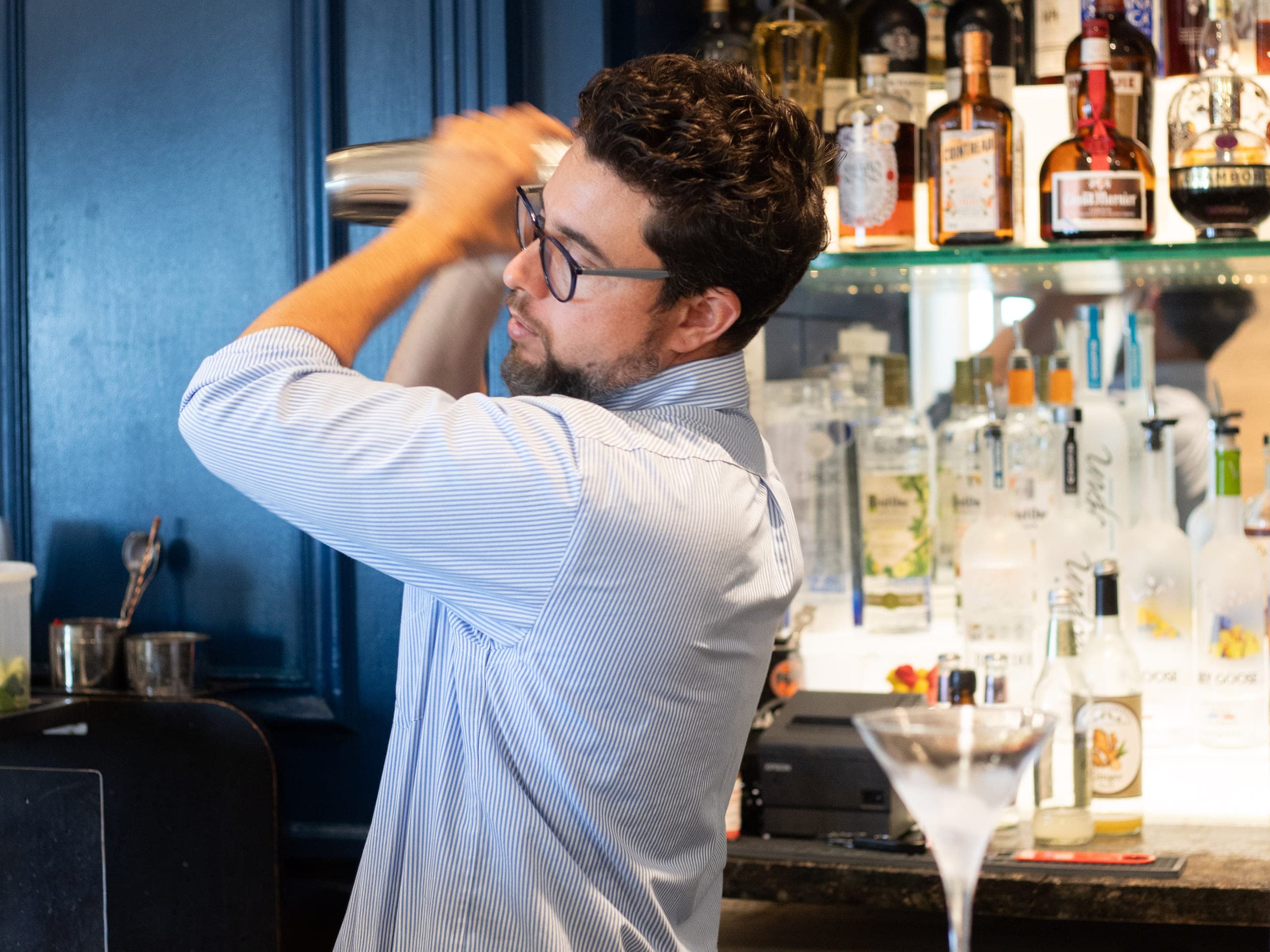 A server making a mixed drink at elements Bar