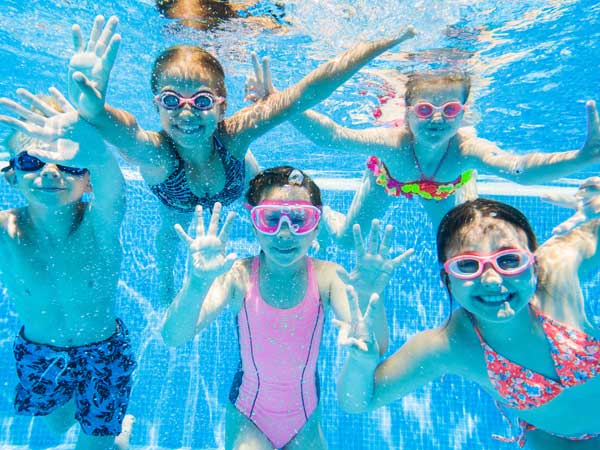 5 kids swimming underwater